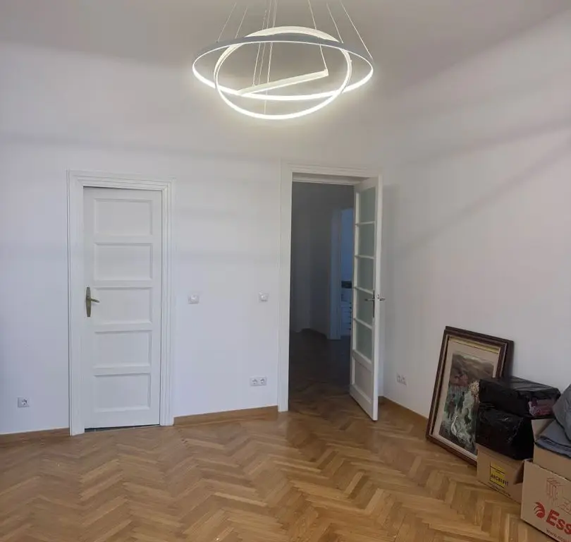 BRASADAS închiriază ap 3 cam etaj 1/3 Universitate.