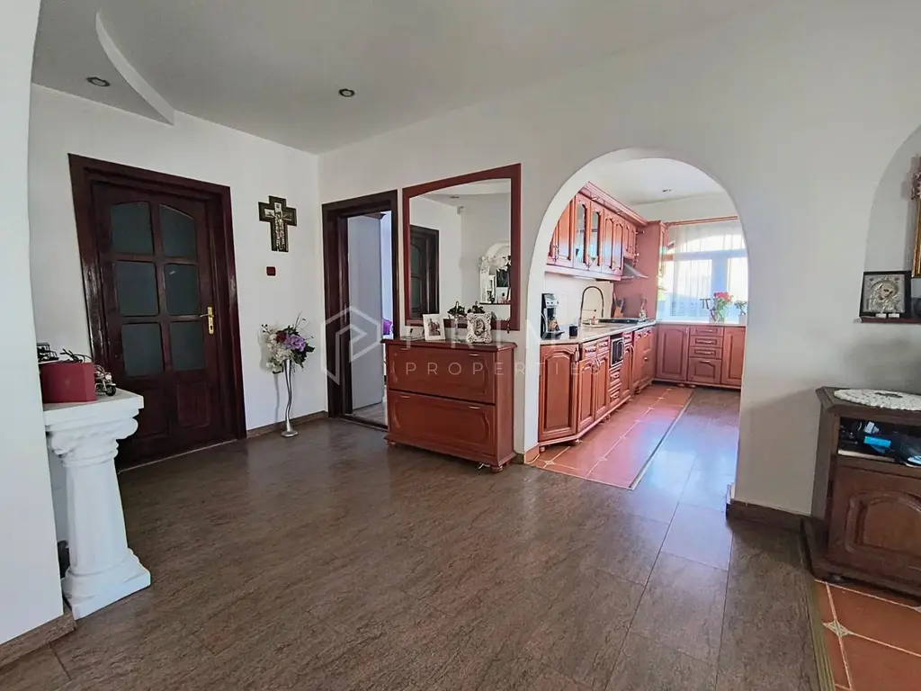 Casa perfectă pentru familie – curte, foișor cu grătar și garaj triplu