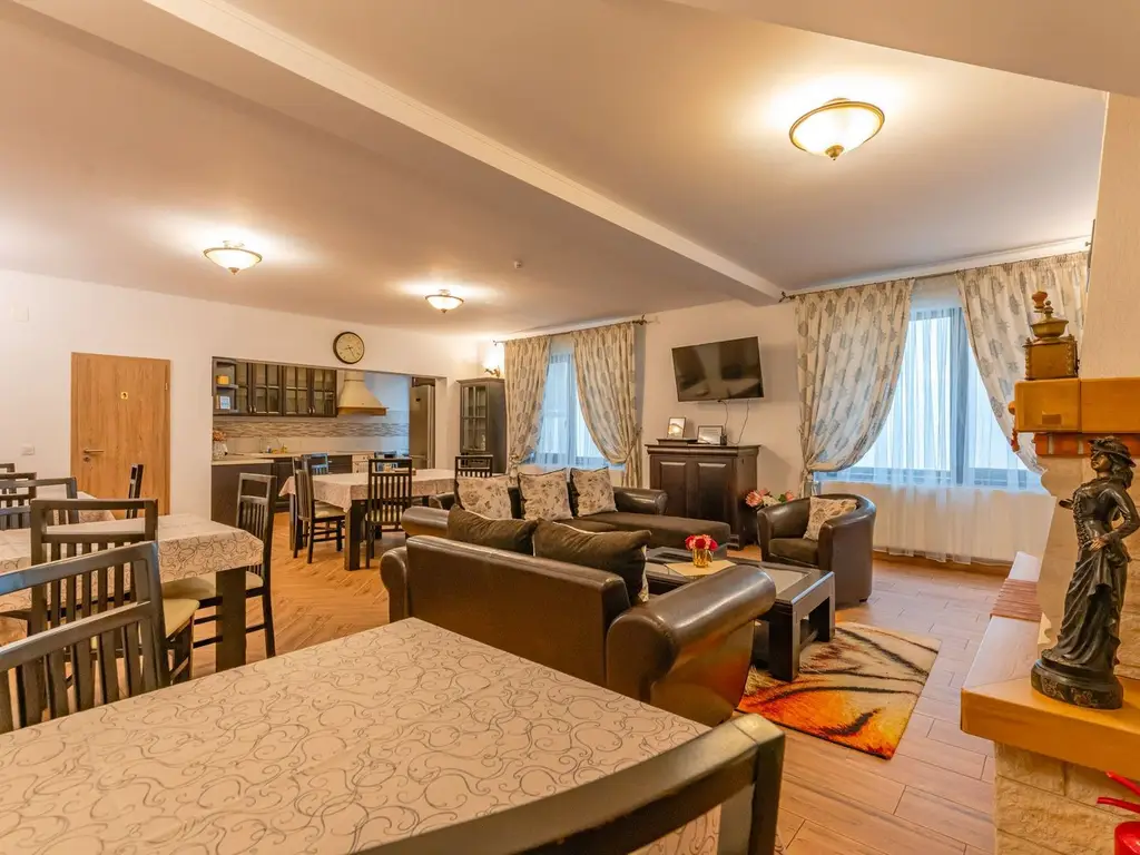 Pensiune Râșnov, 13 camere plus locuință proprietar, zonă Cetate