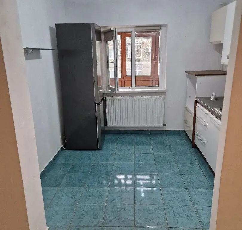 Apartament 2 camere decomandat -spatios ,balcon inchis, zona Sarelui