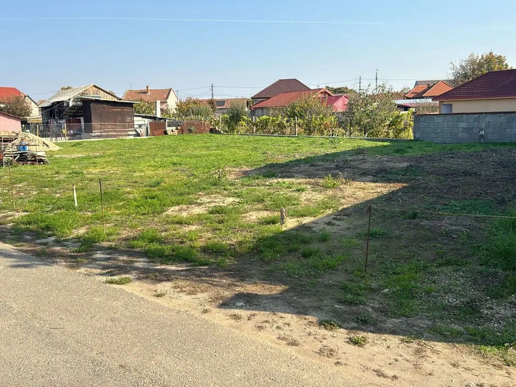 Teren intravilan Borș, 563 mp, front 32 m – 34.400 € (neg, comision 0)
