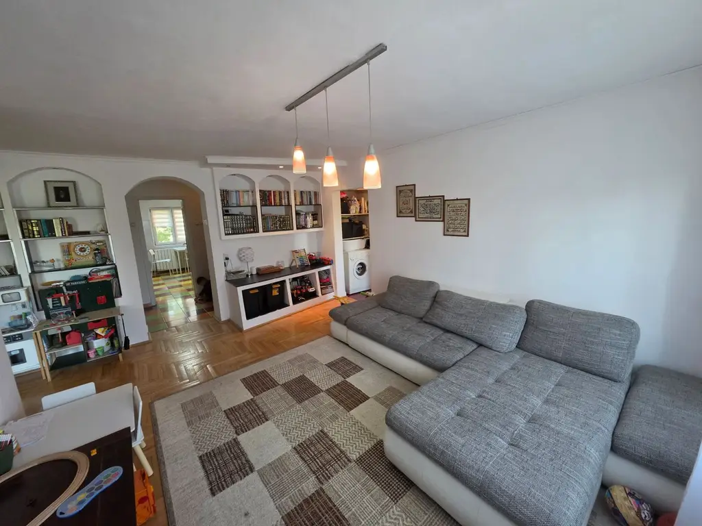 Vand apartament cu 4 camere aproape de centru