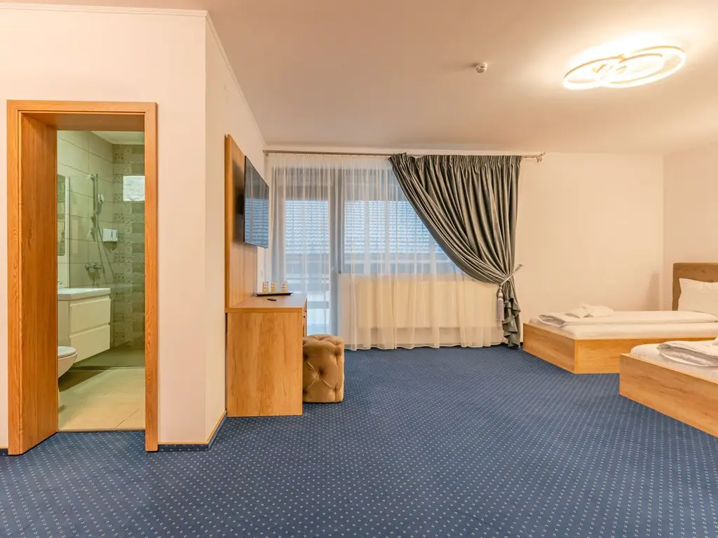 Pensiune Râșnov, 13 camere plus locuință proprietar, zonă Cetate