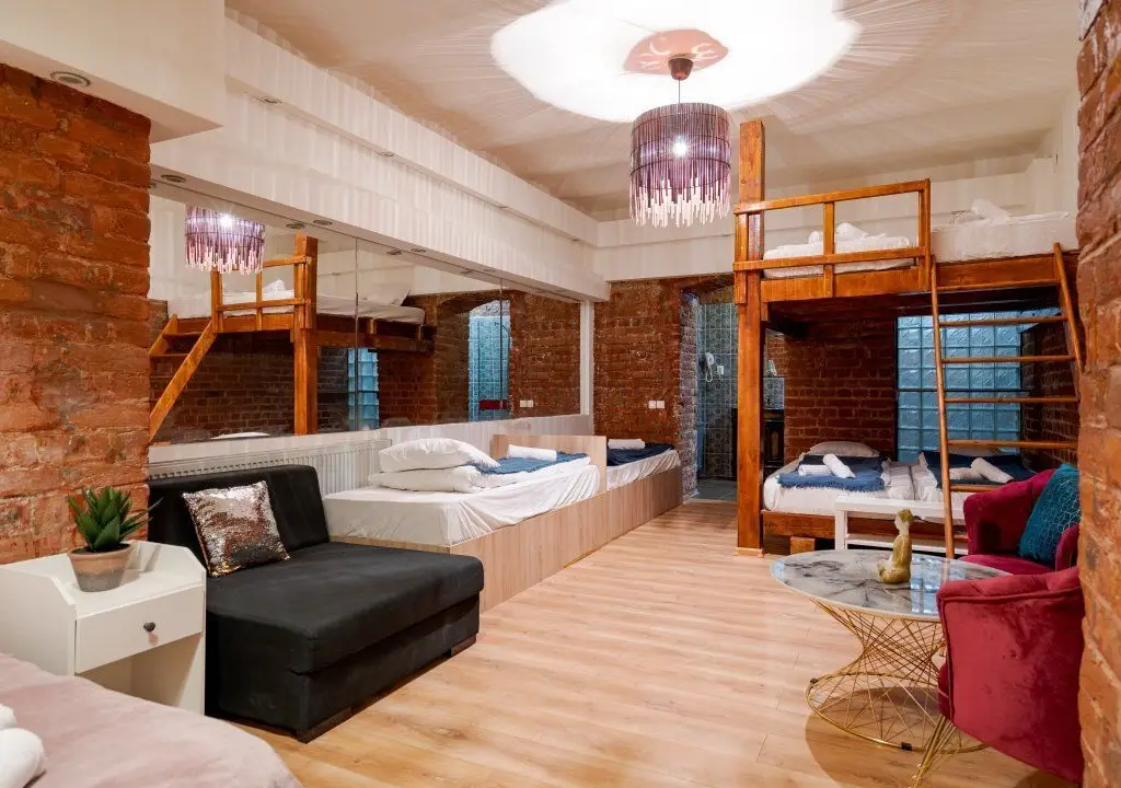 Ag BRASADAS vinde villa cu 20 camere Pta ROMANA.