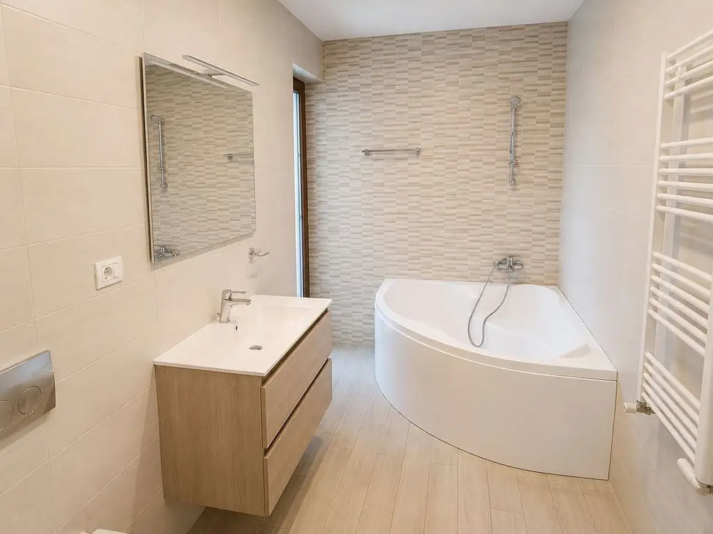 Inchiriez apartament 2 camere, Dumbravita langa padure