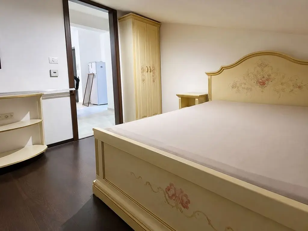 Apartament cu 2 camere la mansardă, complet mobilat și utilat