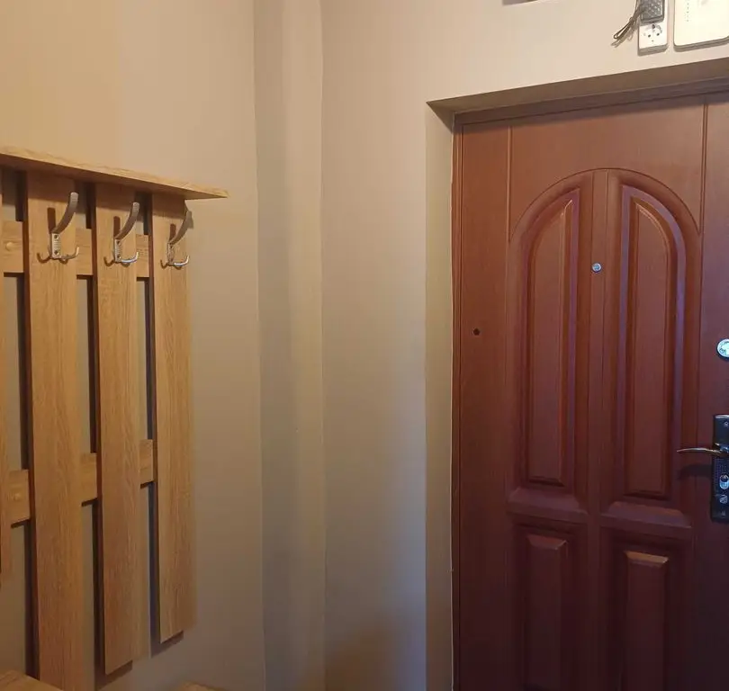 BRASADAS vinde garsoniera etaj 2/4 pe Ostrovului.