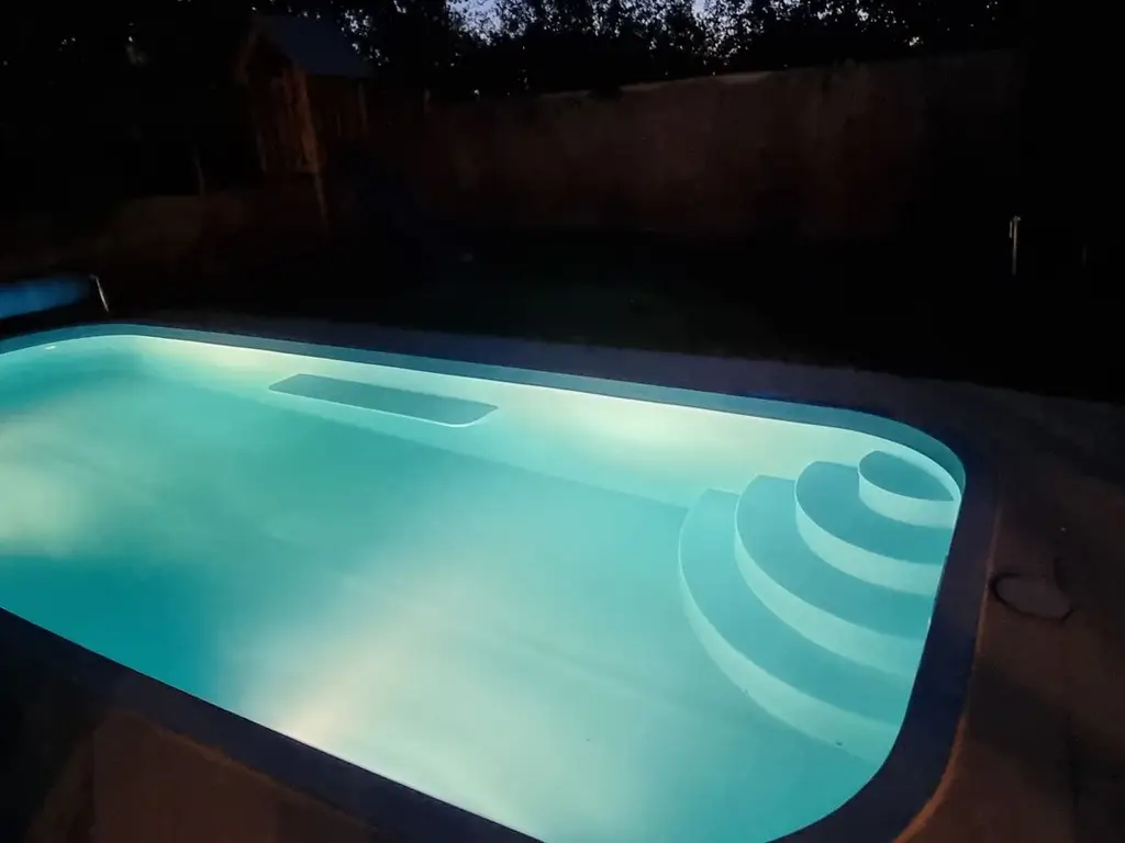 Vilă 5 dormitoare, 4 băi, 2 248mp teren, piscină. Preț: 229 000 E.