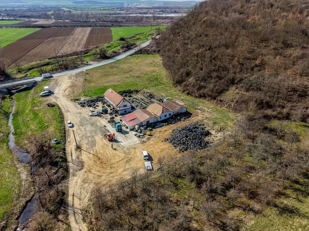 1,2 ha teren comercial/industrial cu hale in Baratca Paulis Arad