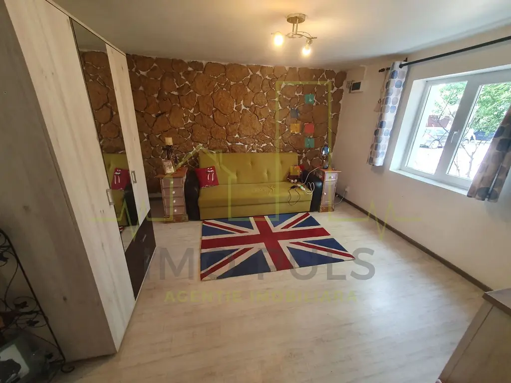 Casa individuala pe parter, cu pod foarte inalt amenajat.