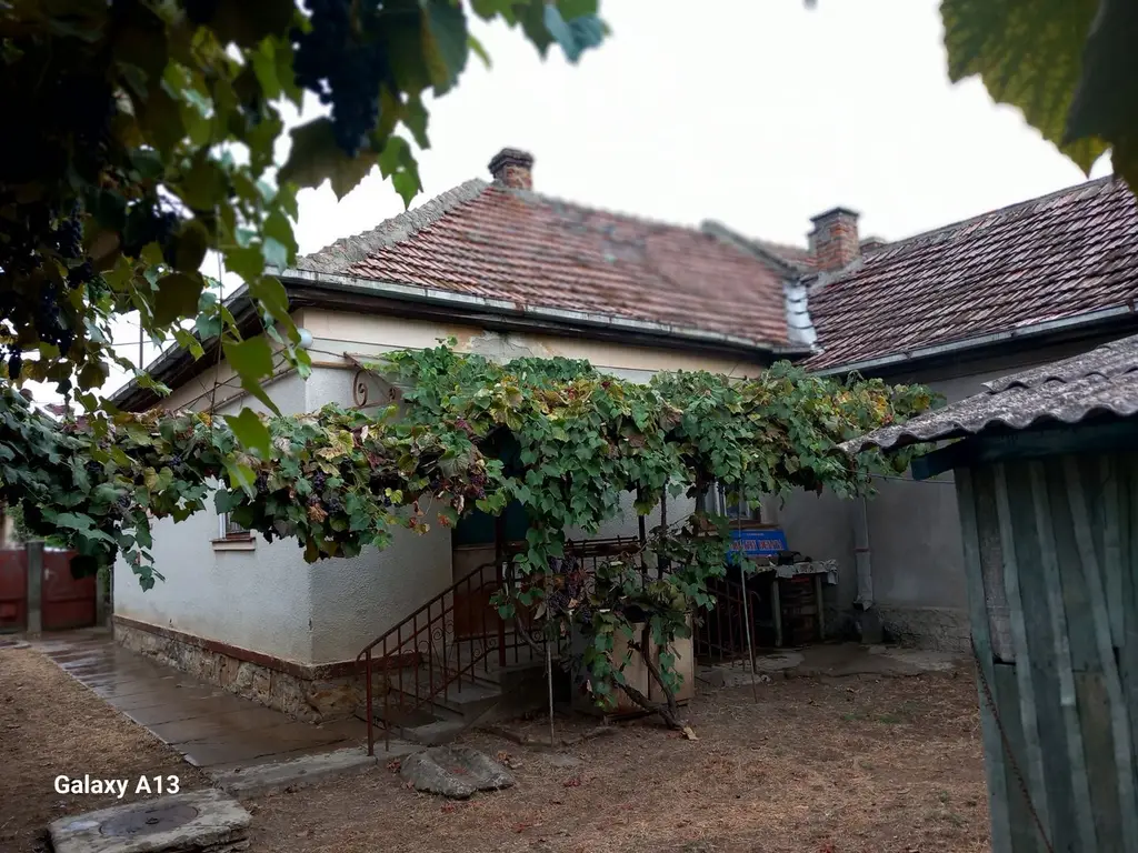 BRASADAS vinde casa 3 cam. zona Unirii teren 550mp.
