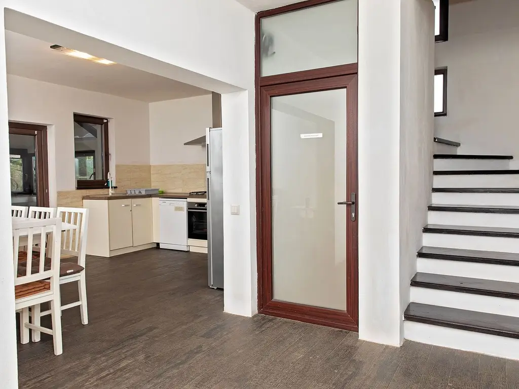 Vilă 5 dormitoare, 4 băi, 2 248mp teren, piscină. Preț: 229 000 E.