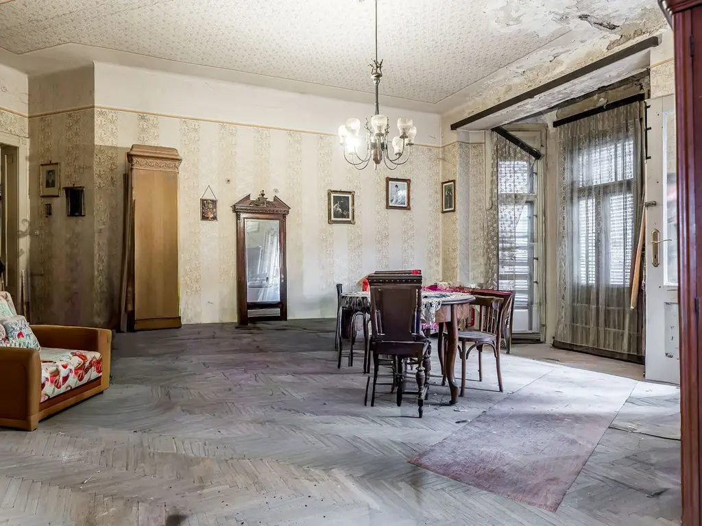 Apartament ultracentral cu 4 camere decomandat, etaj intermediar