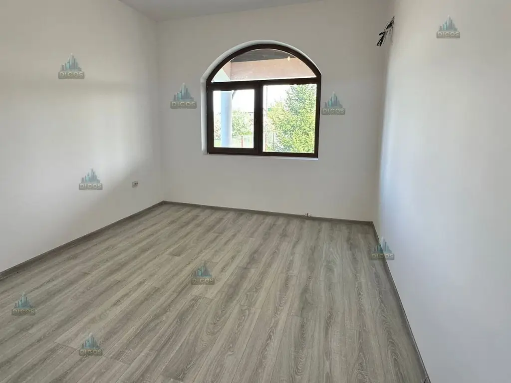 Vilă de vânzare 1500 mp teren