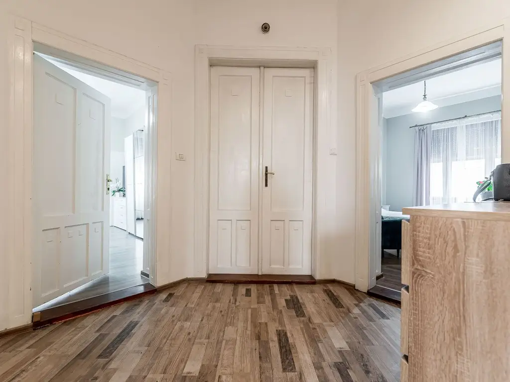 Apartament ultracentral cu 4 camere decomandat, etaj intermediar