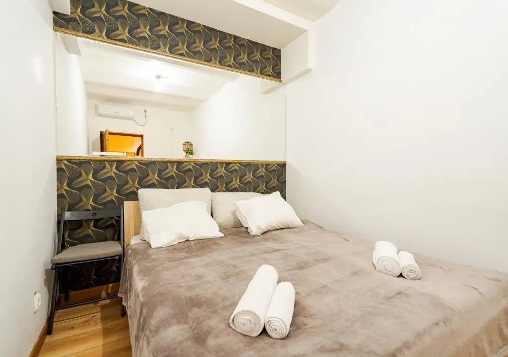 Ag BRASADAS vinde villa cu 20 camere Pta ROMANA.