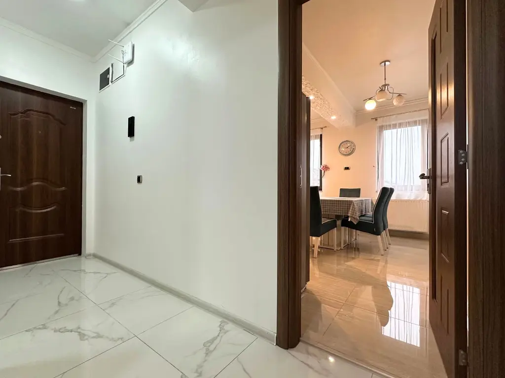 Vând apartament 3 camere 3 minute de Coresi complex ISARAN