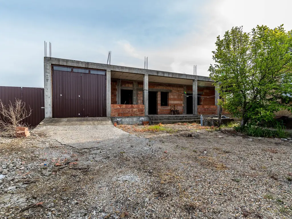Casă finisată + casă în construcție, la același preț!