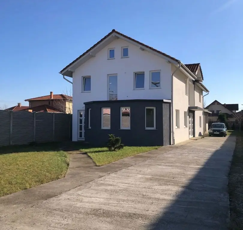 BRASADAS vinde casa în zona Micro 17 teren 9.5 ari 240mp.