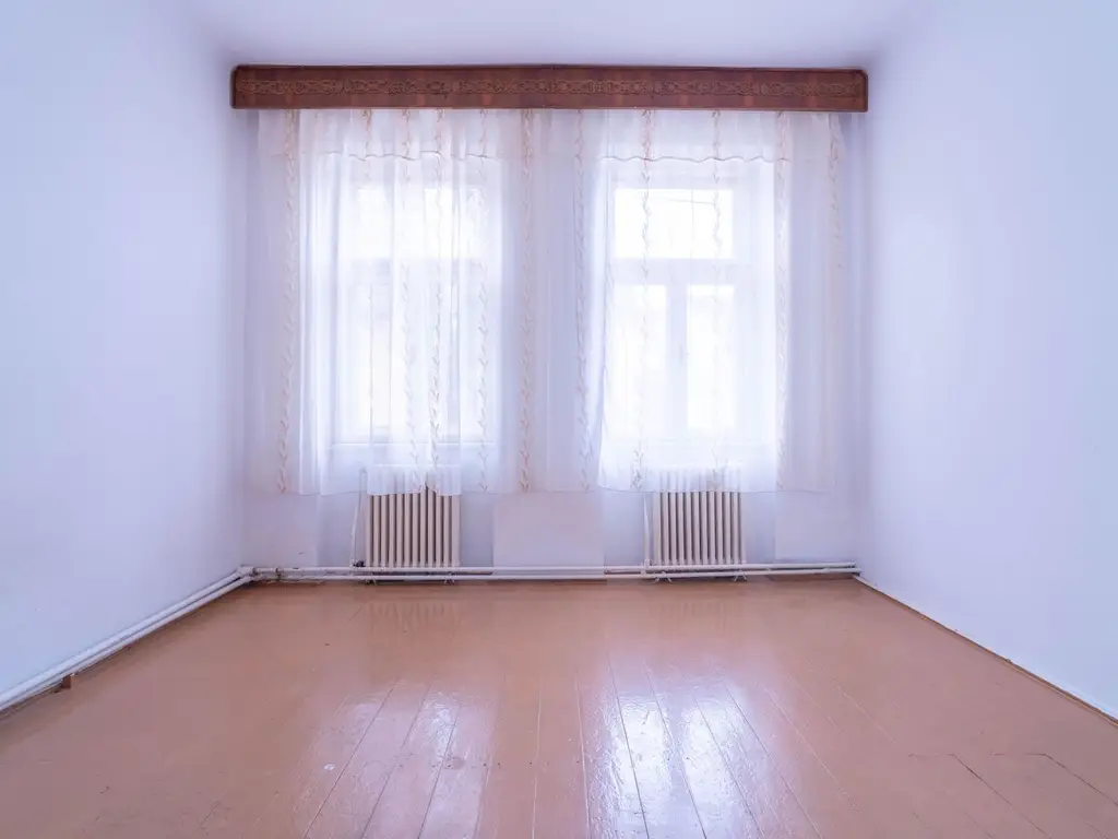 PRET NOU! Apartament la casă, ultracentral– curte proprie și garaj