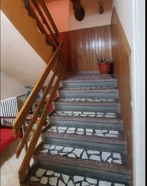 BASARAS vinde casa inchiriata pe 3 ani 800 Euro/luna.