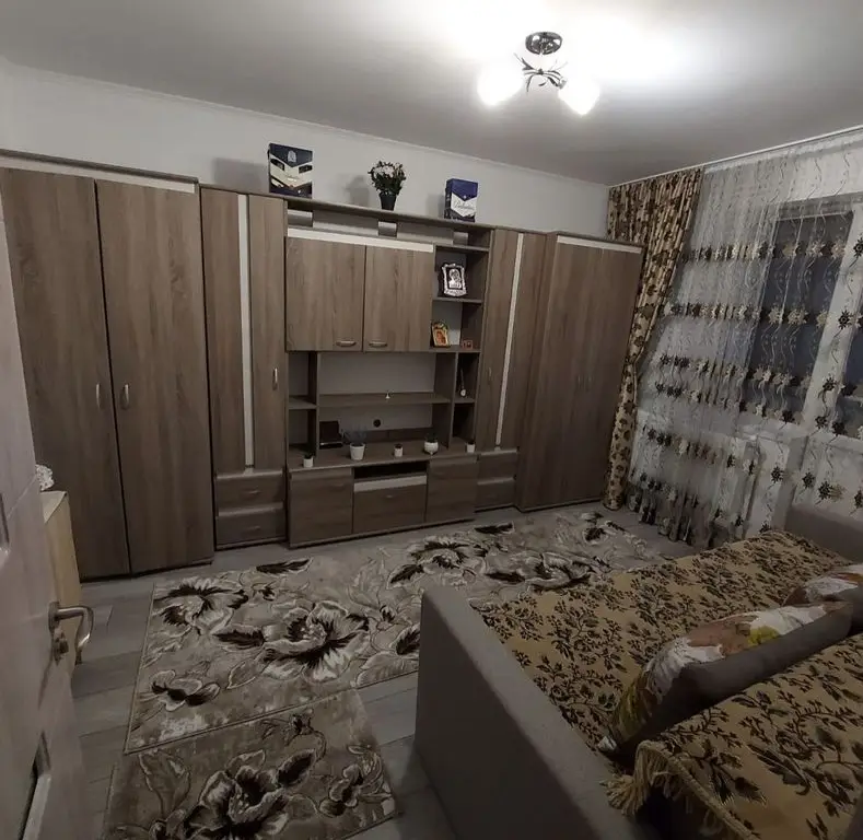Vand apartament decomandat cu 2 camere
