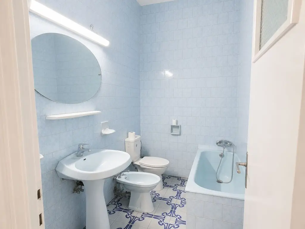 Apartament spațios cu 3 camere, 87 mp utili, 2 garaje, etaj 1 la casă