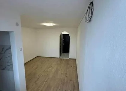BRASADAS vinde garsoniera pe Ostrovului la etajul 4/4.