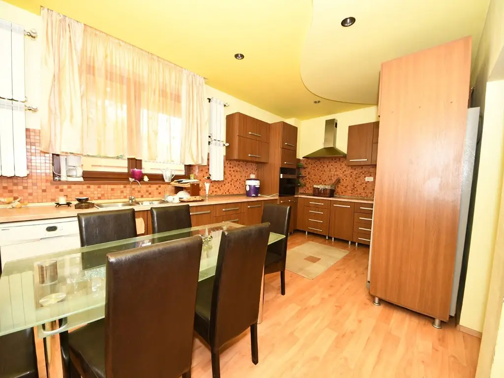 Vila spatioasa, pretabil pentru locuit/clinica, zona Micro 17 – Galati