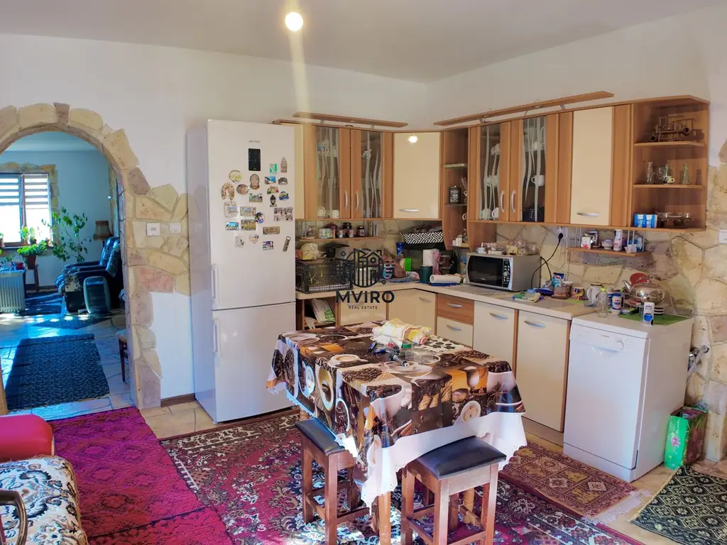 Casa de vanzare in Targoviste - 5 camere, 2 garaje, teren generos