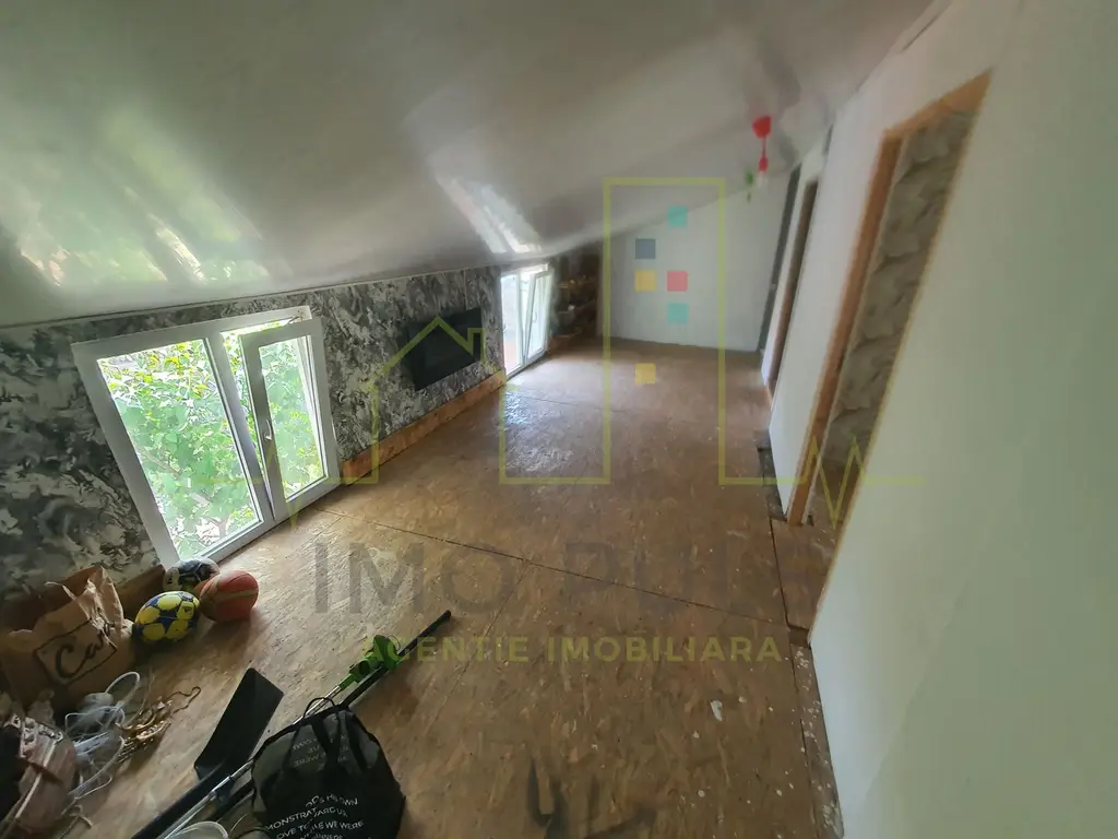 Casa individuala pe parter, cu pod foarte inalt amenajat.