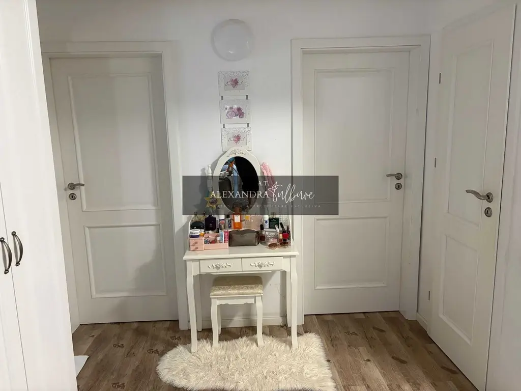 Apartament 3 camere, 2 balcoane, etaj intermediar