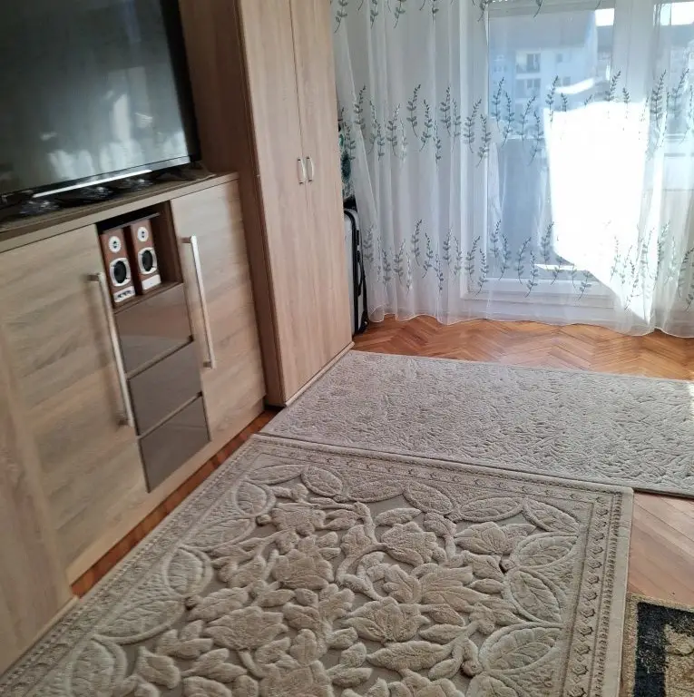 BRASADAS vinde ap 2 cam etaj 4/4 in Carpati 2.