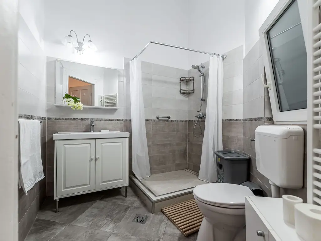 Apartament ultracentral cu 4 camere decomandat, etaj intermediar