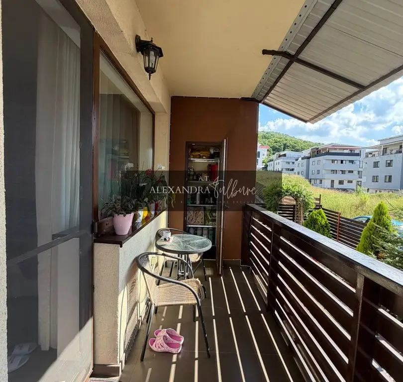 Apartament 3 camere, curte, boxa, parcare, Sub Cetate