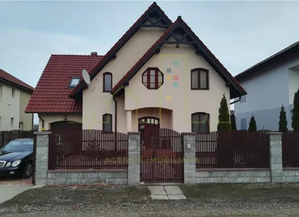 Casa individuala. Mobilata si utilata. Mosnita. Pozitie buna.