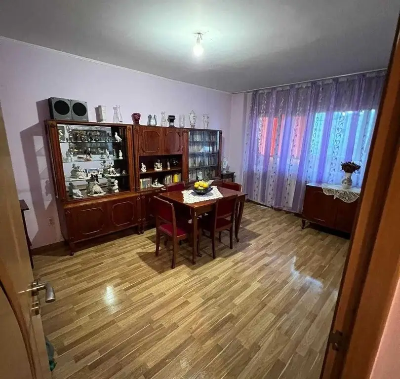 Vand 3 camere dec., confort 1, sos. Alexandriei - Piata Rahova - Teius