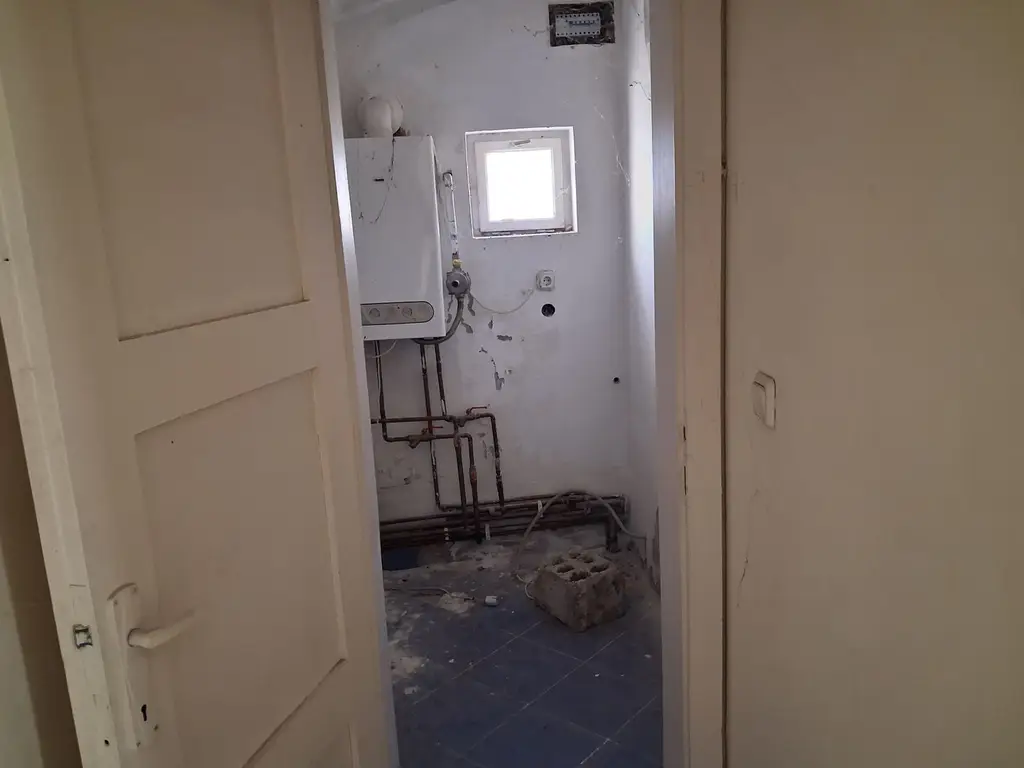 Casa RENOVATA partial 8 cam 6 ari 550mp garaj Ana Ipatescu.