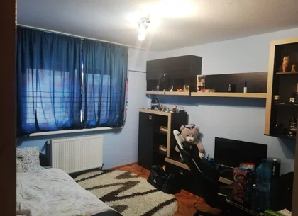 ageuropa.ro vinde ap 2 cam la etajul 4 în Carpați 2.
