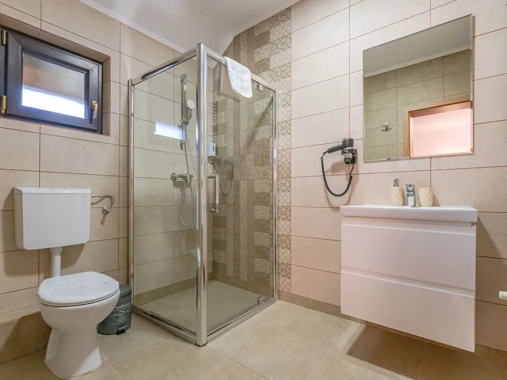Pensiune Râșnov, 13 camere plus locuință proprietar, zonă Cetate