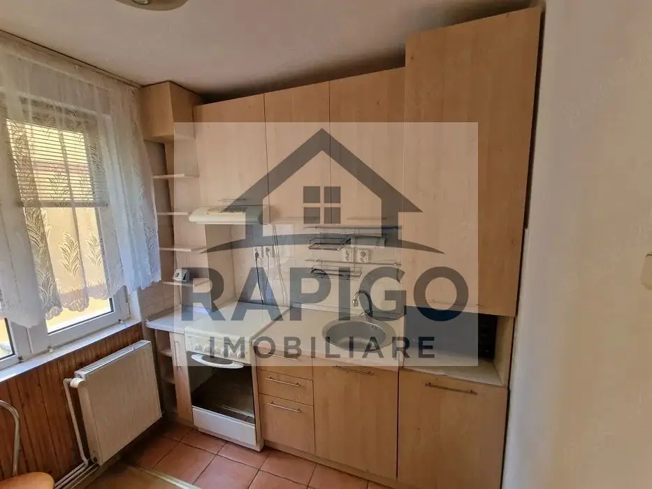 Apartament cu 2 camere decomandate, situat în zona Dacia