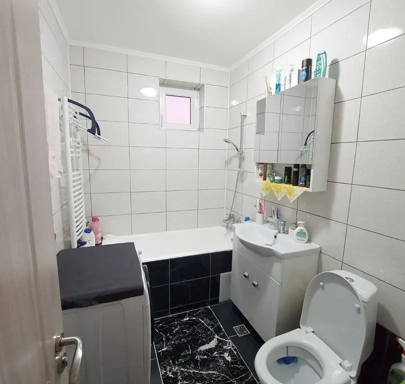 Vand apartament decomandat cu 2 camere