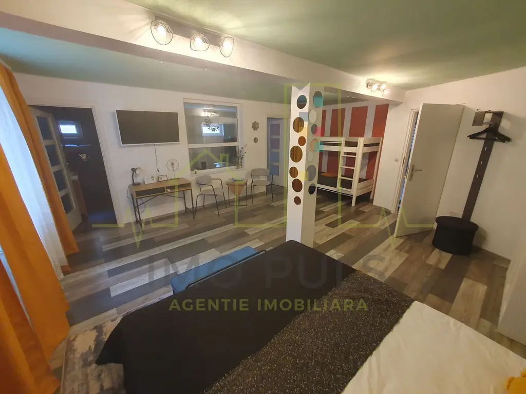 Casa + 5 apartamente + spatiu de inchiriat + parcari. Pretabil locuit + afacere