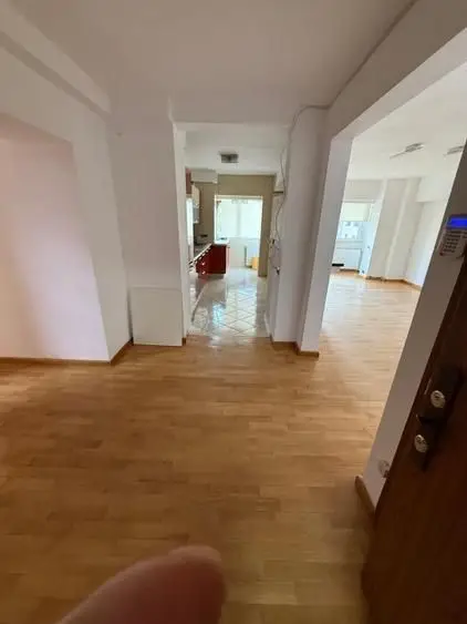 BRASADAS inchiriaza ap 3 cam birou/locuit - terasa - Unirii.