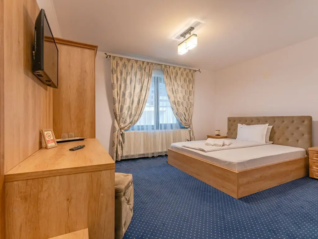 Pensiune Râșnov, 13 camere plus locuință proprietar, zonă Cetate
