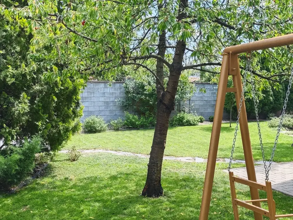 Casa mare. Posibil si clinica, camin batrani, invatamant, sediu firma.