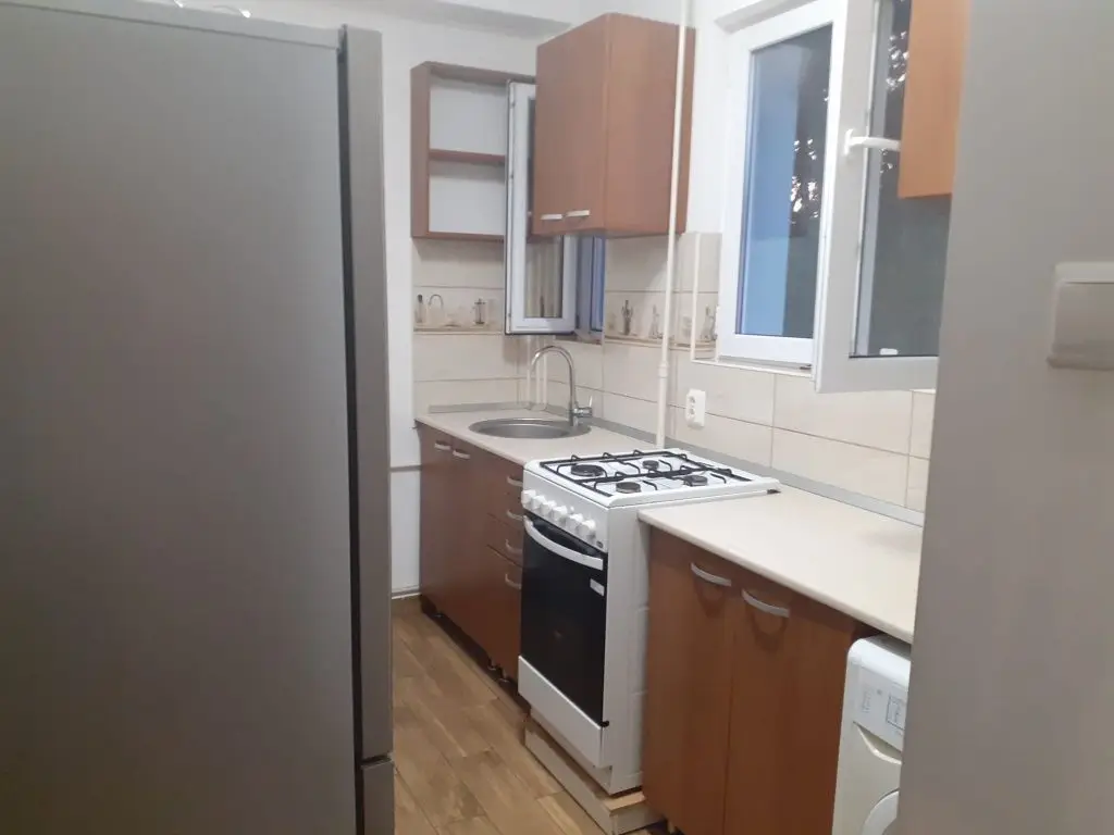 Închiriez apartament cu doua camere