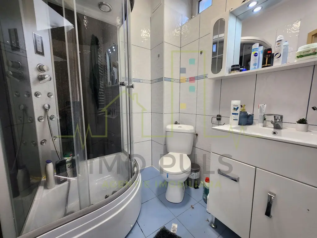 3 Camere. 2 Bai. Apartament pe 2 nivele. Pretabil investitie.