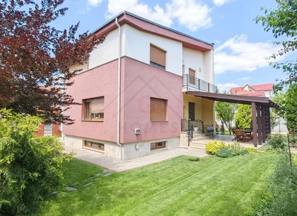 Casa spatioasa. Pretabil si pt. clinica, invatamant, camin varstnici.