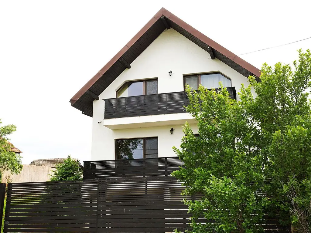 Vilă 5 dormitoare, 4 băi, 2 248mp teren, piscină. Preț: 229 000 E.